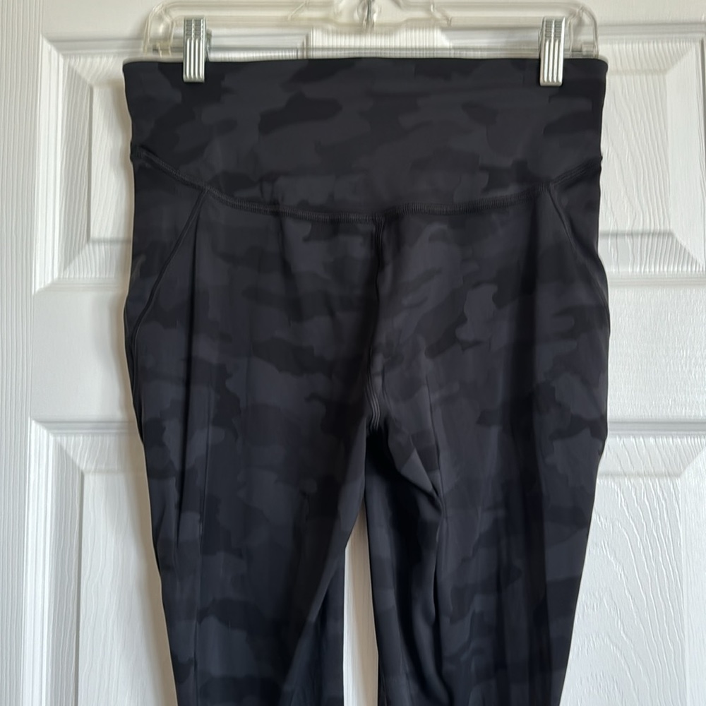 BASE PACE HIGH-RISE CROP 23"
Heritage 365 Camo Deep Coal Multi
Size: 10